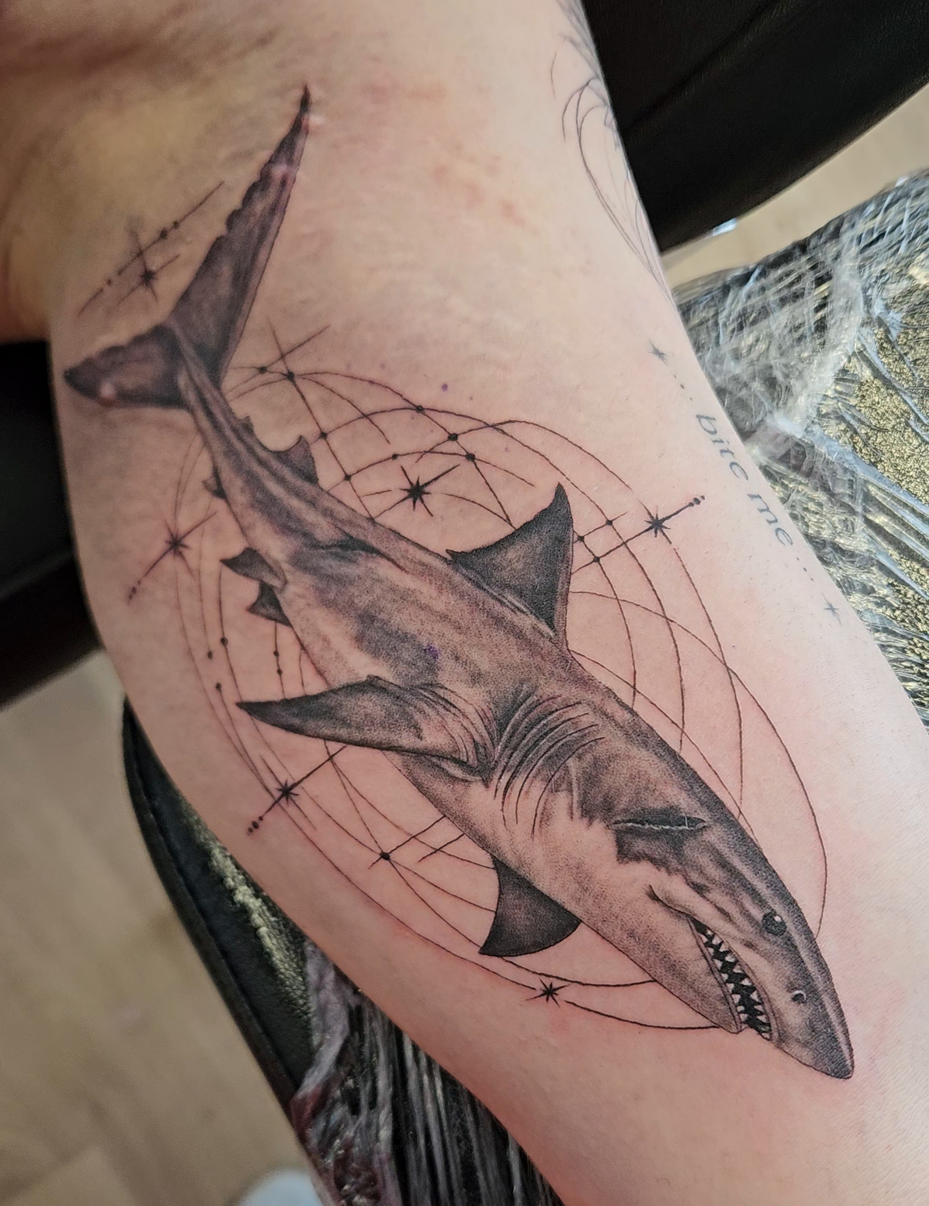 Tattoo-Arbeit mit geometrischen Linien